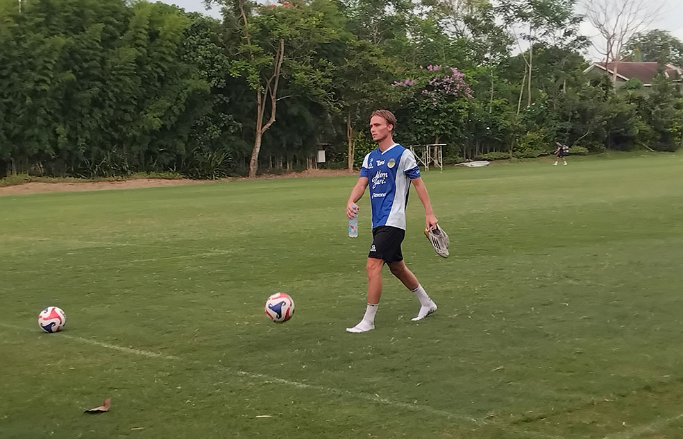 Gelandang asing PSIM Jogja Donny Warmerdam saat latihan di Yogyakarta Independent School (YIS).