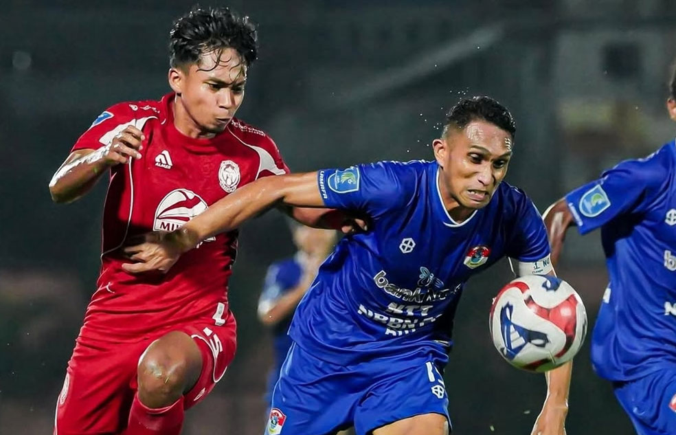 GAGAL DAPAT POIN: Pemain Persiba Bantul saat menghadapi pemain Persebata Lembata.