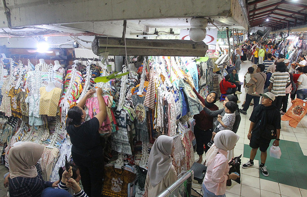 Wisatawan menyusuri lorong Pasar Beringharjo sisi barat untuk berbelanja oleh-oleh dan cinderamata, Kota Jogja, kemarin (24/12).