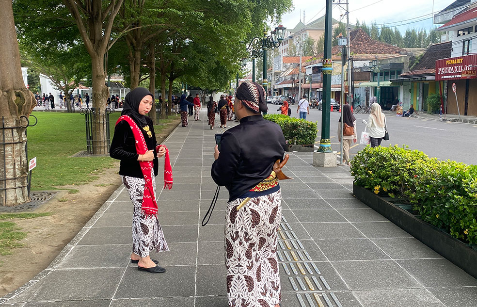PANEN: Pelaku usaha jasa foto baju adat Malioboro yang kebanjiran orderan saat momen Nataru di sekitar Kantor Kepatihan Jogja, Rabu (24/12).