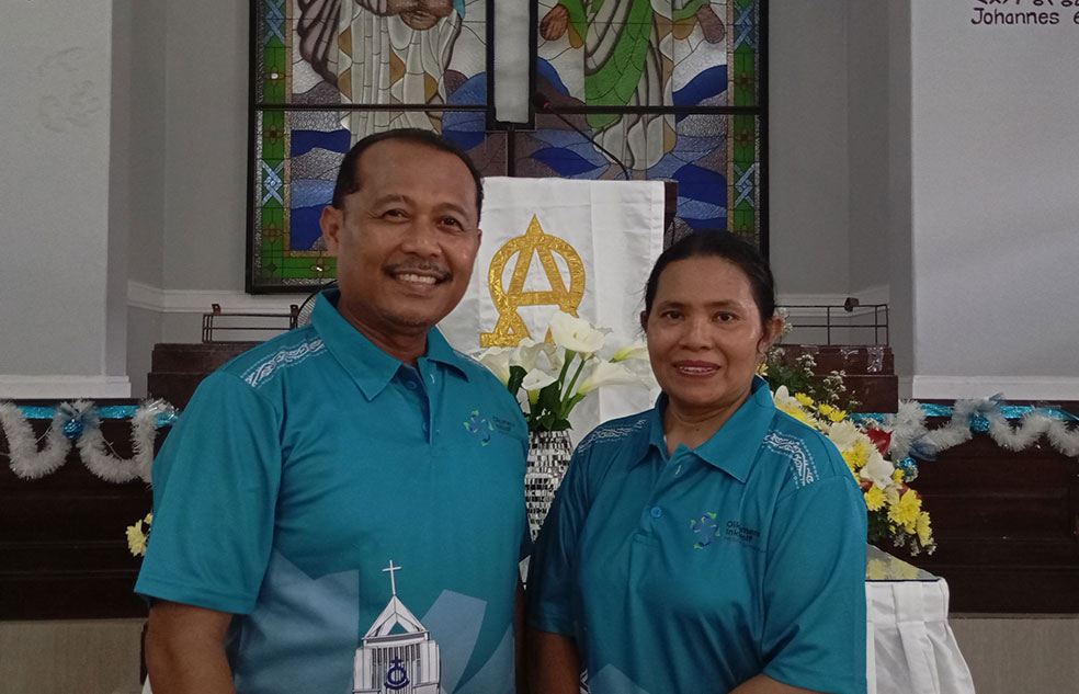 Pendeta Gereja HKBP Jogja Timbul Hutahaean (kiri) didampingi istrinya saat ditemui Rabu (24/12/2025).