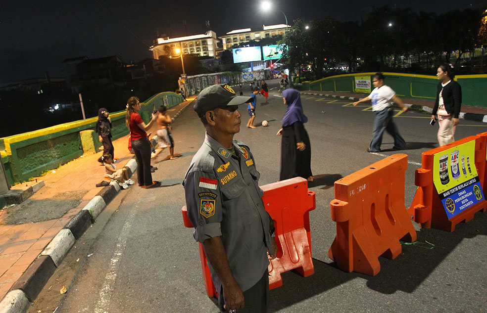 DIJAGA KETAT: Personel Satpol PP Kota Jogja berjaga di Jembatan Kewek, Jogja, tadi malam (24/12). Penjagaan dilakukan menyusul penyalahgunaan jembatan itu sebagai lokasi tempat nongkrong