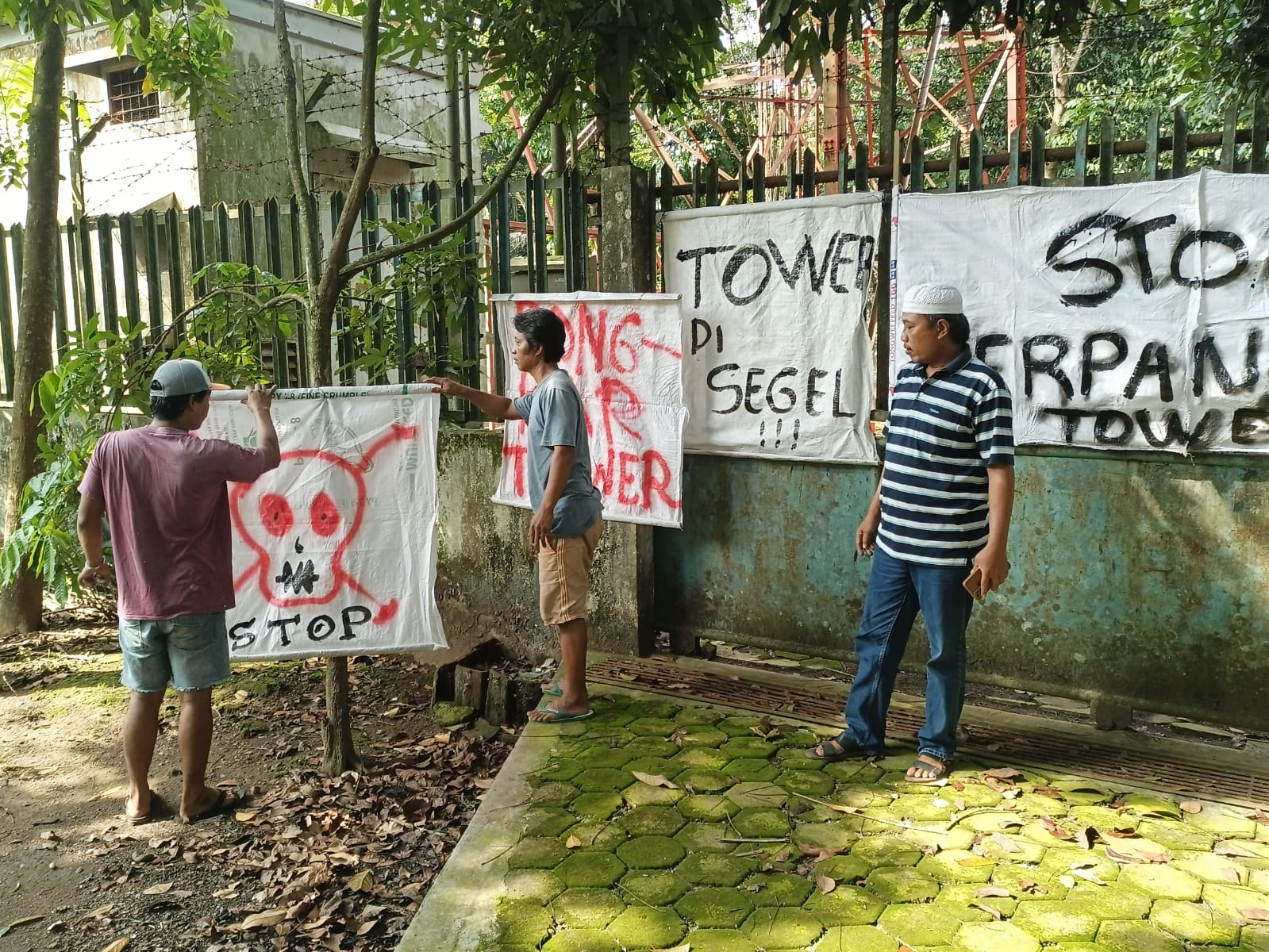 Warga Padukuhan Truntung, Desa Ayamputih, Kecamatan Buluspesantren memasang spanduk berisi penolakan perpanjangan izin tiang provider, Kamis (25/12). (M Hafied/Radar Jogja)