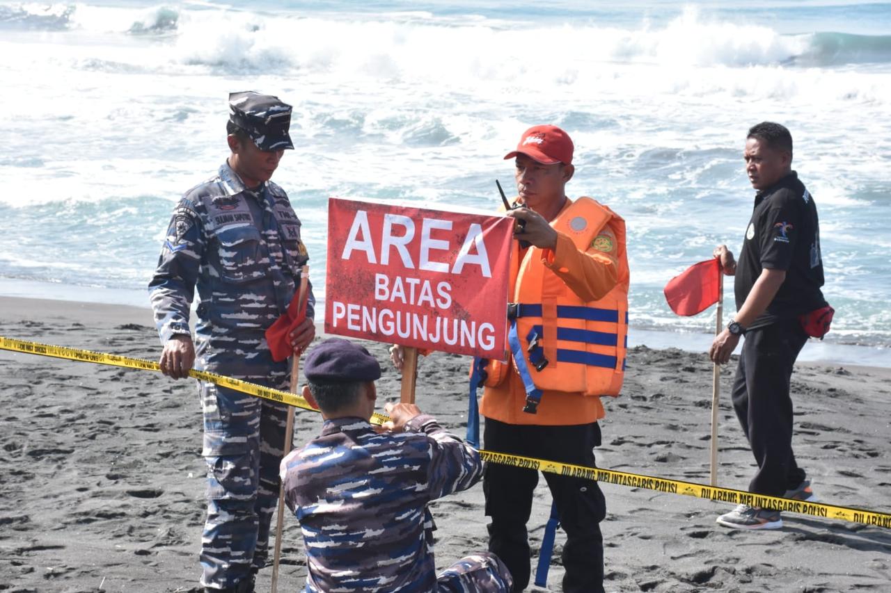 Dinas Kepemudaan, Olahraga dan Pariwisata (Disporapar) Purworejo bersama lintas sektor memastikan seluruh kesiapan sarana dan prasarana Pantai Dewaruci. (Dokumentasi Disporapar Purworejo)