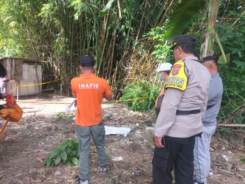 Olah TKP pemeuan mayat bayi di Padukuhan Joho, Condongcatur, Depok, Sleman, Kamis (25/12/2025).