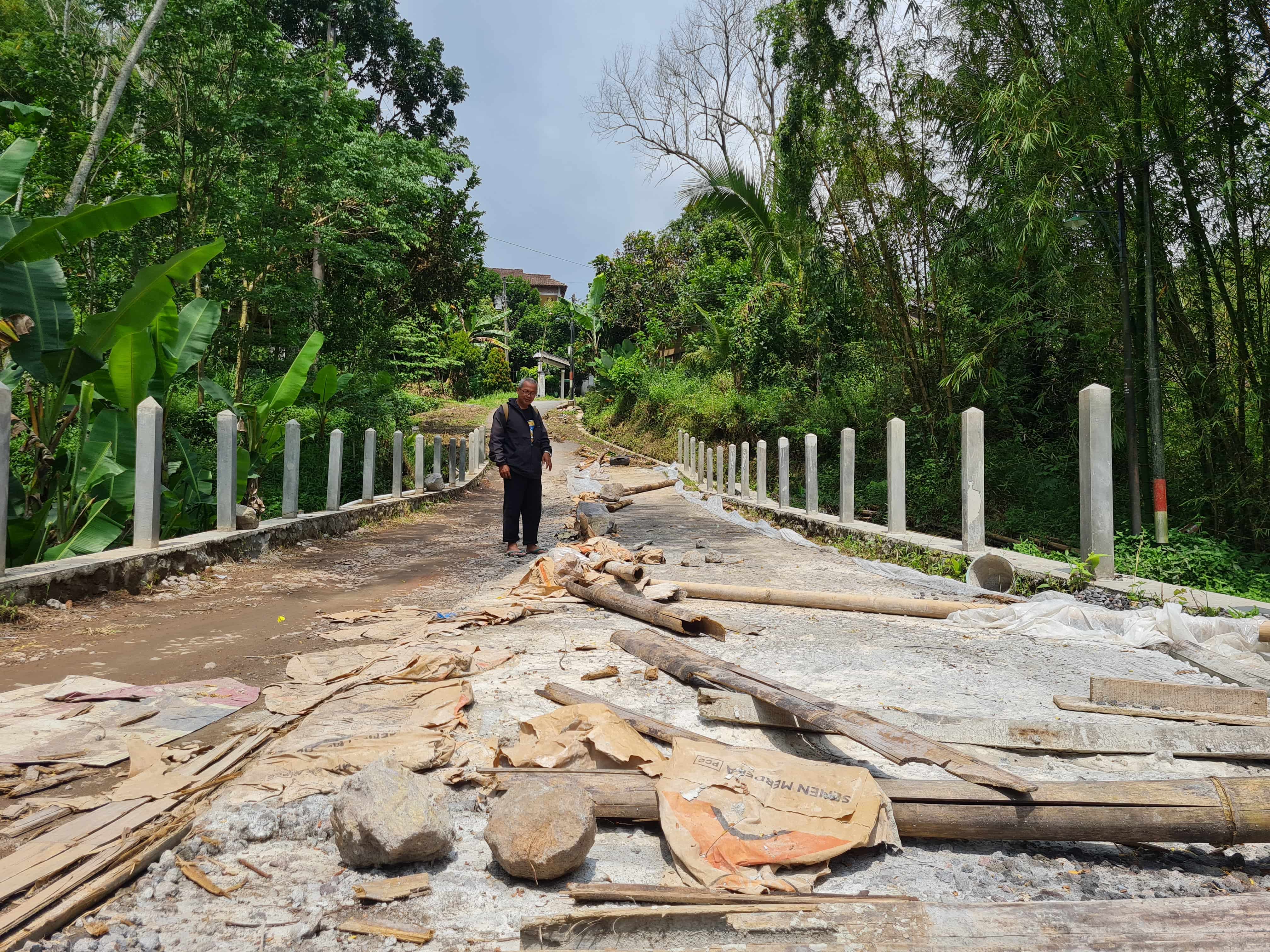 Jalan menuju Dusun Wonorejo diperbaiki oleh warga karena khawatir pengendara jatuh.