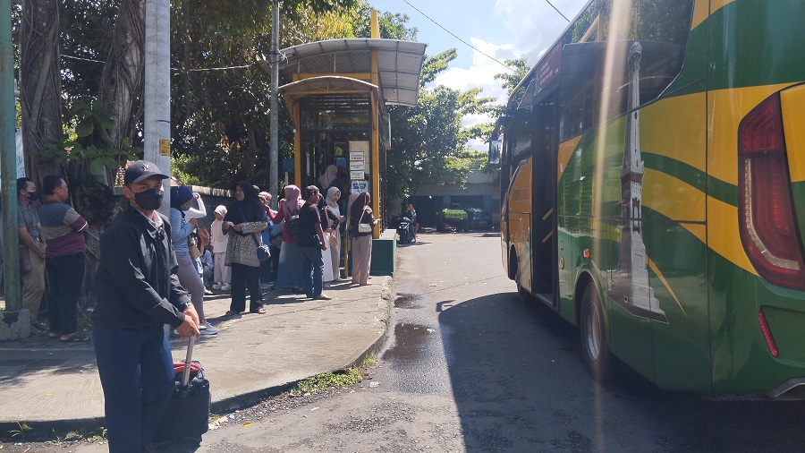 MENUNGGU: Penumpang sedang menunggu Bus Trans Jogja berangkat dari Terminal Palbapang.