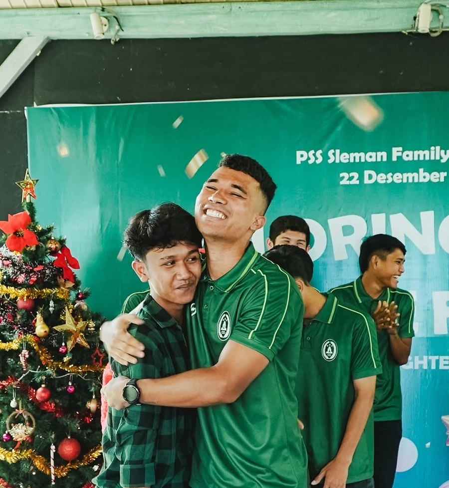 Para pemain PSS Sleman saat berbagi kasih di Omah PSS Sleman.