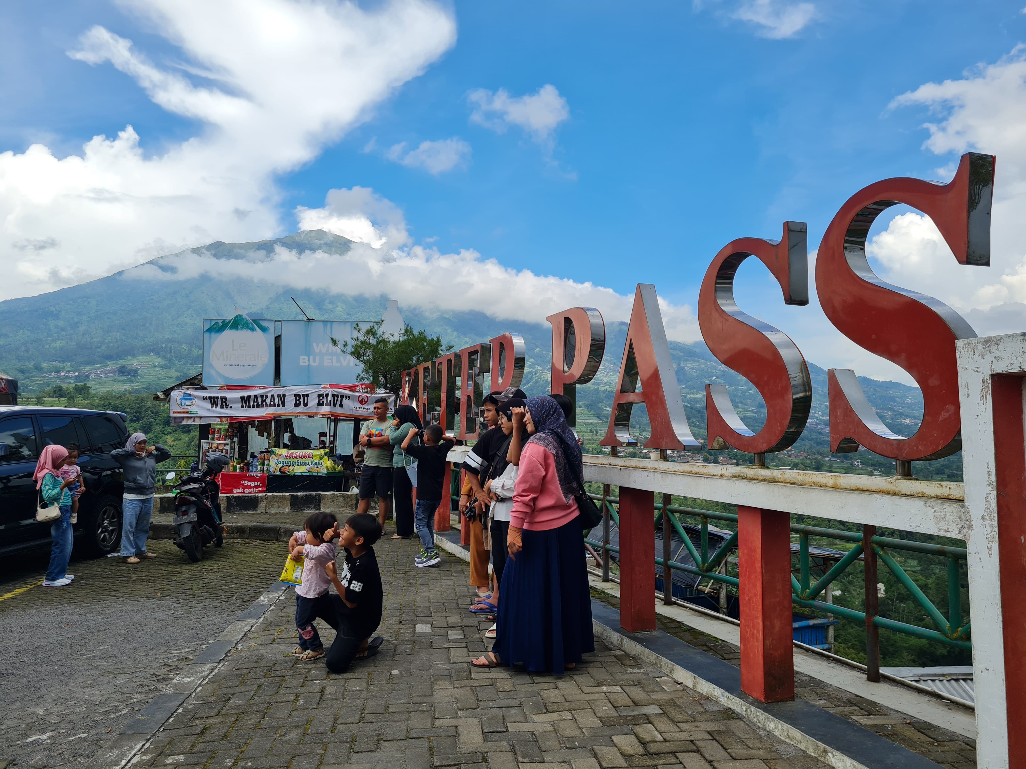 Wisatawan tampak menikmati panorama alam di Ketep Pass Magelang, Kamis (25/12).