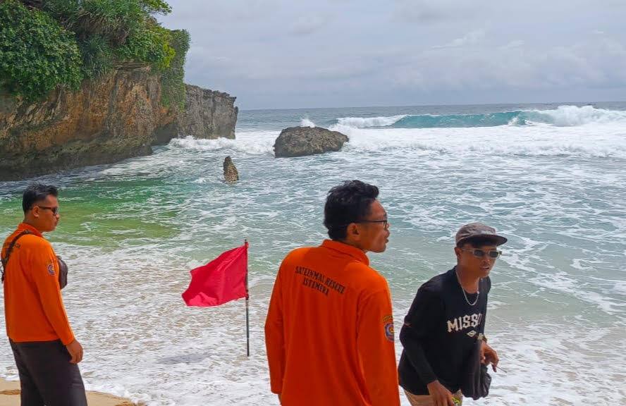 Area rip current di Pantai Watukodok dipasangi bendera merah sebagai tanda bahaya.  &nbsp;