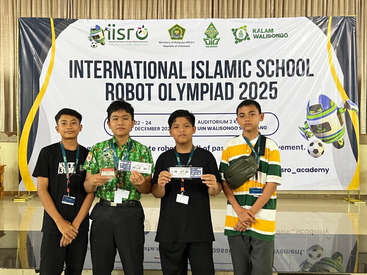 Siswa MTsN 1 Kebumen ambil bagian dalam ajang Islamic School Robotic Olympiad (IISRO) 2025 yang berlangsung di UIN Walisongo Semarang. (M Hafied/Radar Jogja)