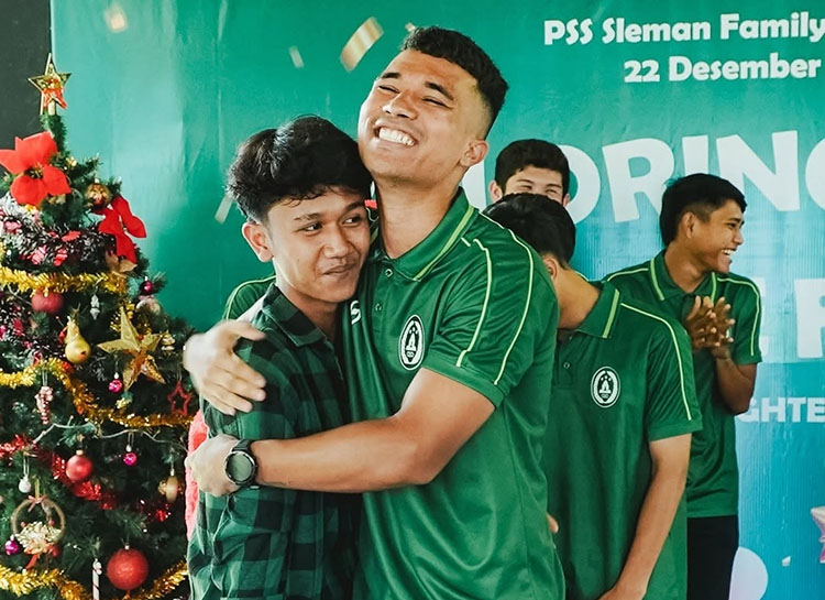 Para pemain PSS Sleman saat berbagi kasih di Omah PSS Sleman.  &nbsp;