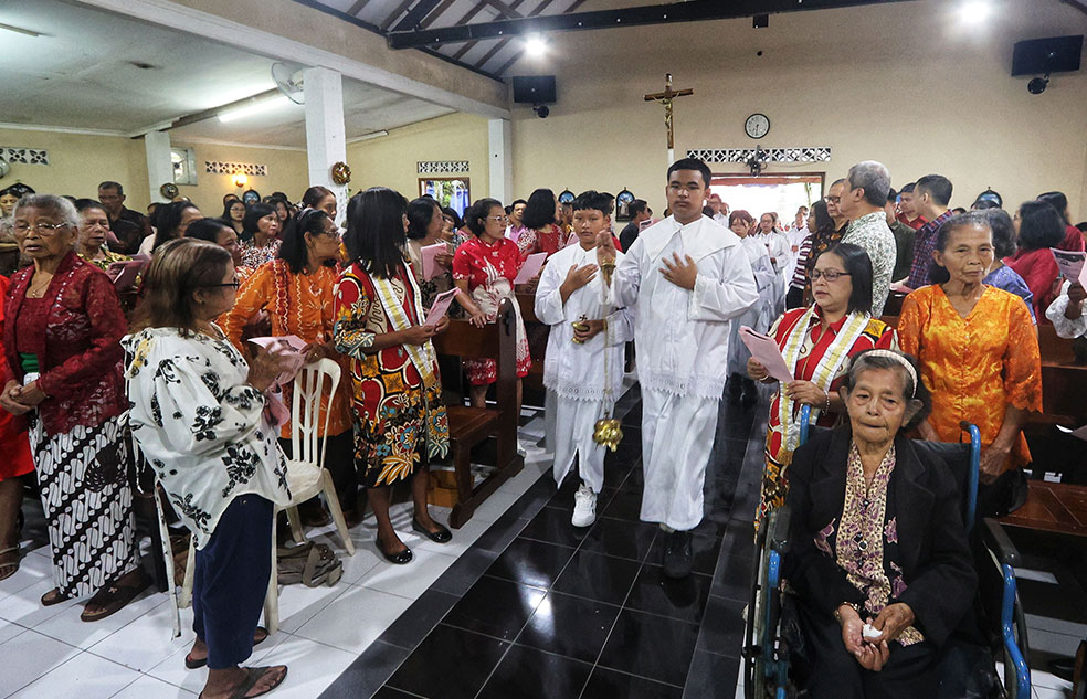 Umat mengikuti Misa Natal di Gereja Santo Ignatius, Hargobinangun, Kapanewon Pakem, Sleman, Kamis (25/12). Misa tersebut mengambil tema Allah Hadir untuk Menyelamatkan Keluarga.