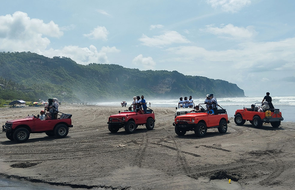 MELONJAK: Wisatawan sedang menikmati suasana di Pantai Parangtritis, Kretek, Bantul, kemarin (25/12).
