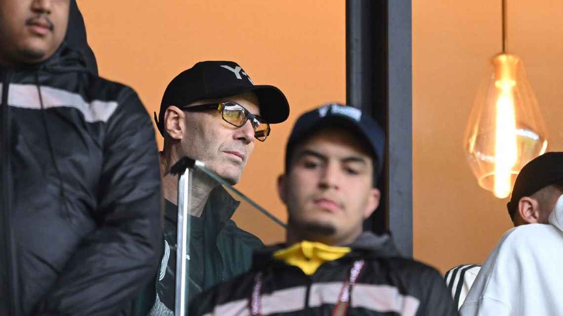 Zinedine Zidane berada di tribun saat melihat putranya bermain sebagai kiper Aljazair di Piala Afrika