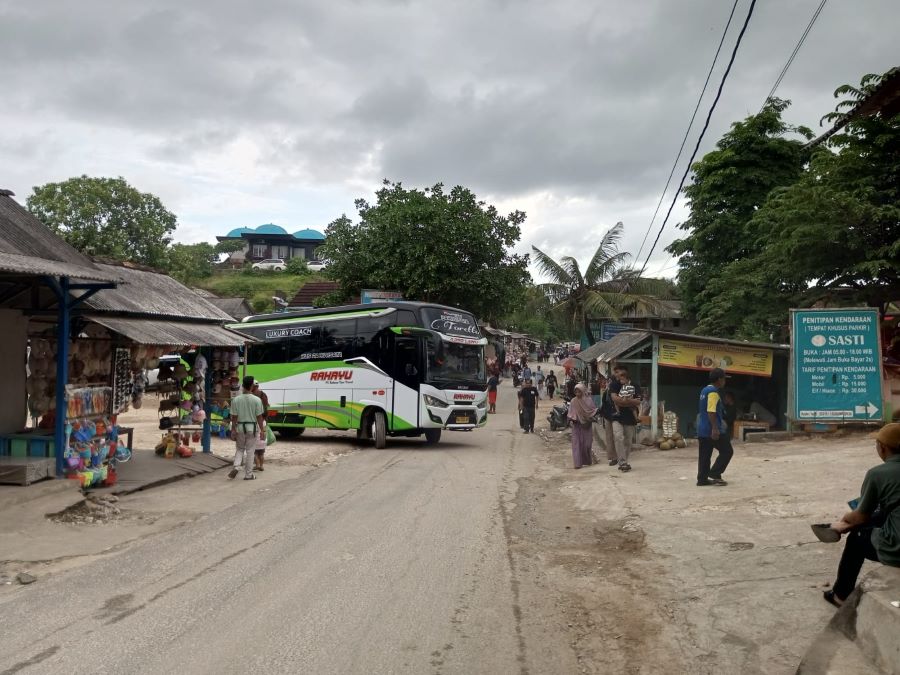 Kondisi saat ini Pantai Sadranan Gunungkidul dipenuhi wisatawan.