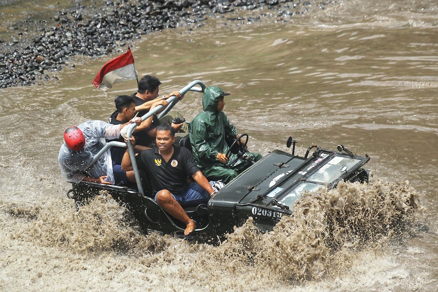 Wisatawan berkeliling menggunakan jasa jip wisata Merapi di Kali Kuning, Cangkringan, Sleman, Kamis (25/12/2025).