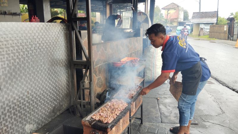 BANJIR PENGUNJUNG: Karyawan saat menyiapkan sate di warung Sate Klathak Pak Pong I.