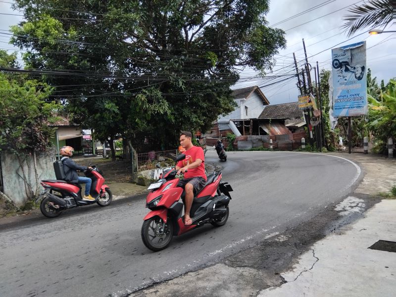 INI LHO: Lokasi lampu penerangan jalan umum (LPJU) di tikungan Jalan Tajem-Kadisoka yang sering mati dan mengakibatkan kecelakaan.