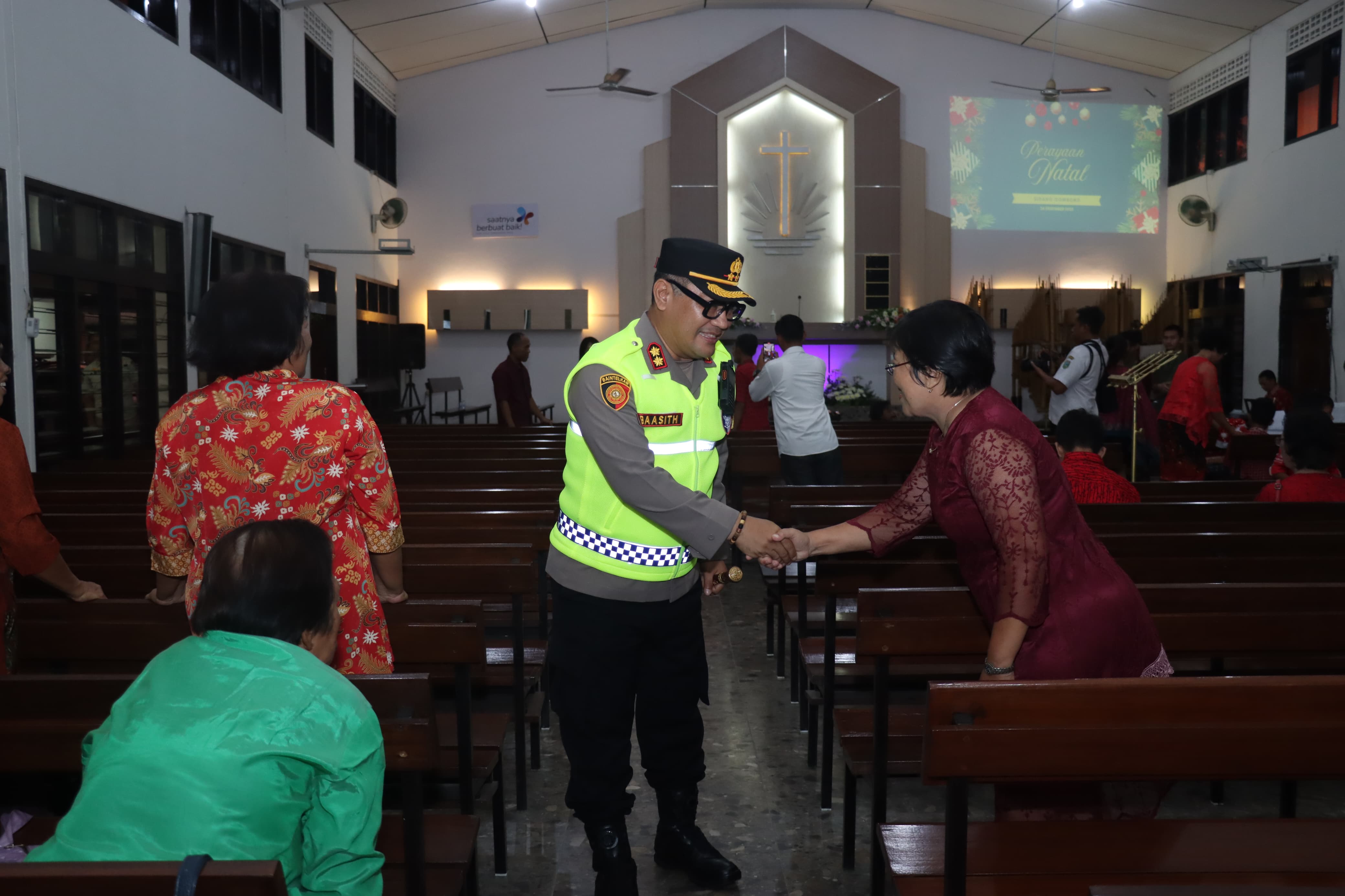 Kapolres Kebumen AKBP Eka Baasith berkunjung ke gereja untuk memastikan keamanan dan kelacaran selama rangkaian ibadah Natal. (Dokumentasi Polres Kebumen)