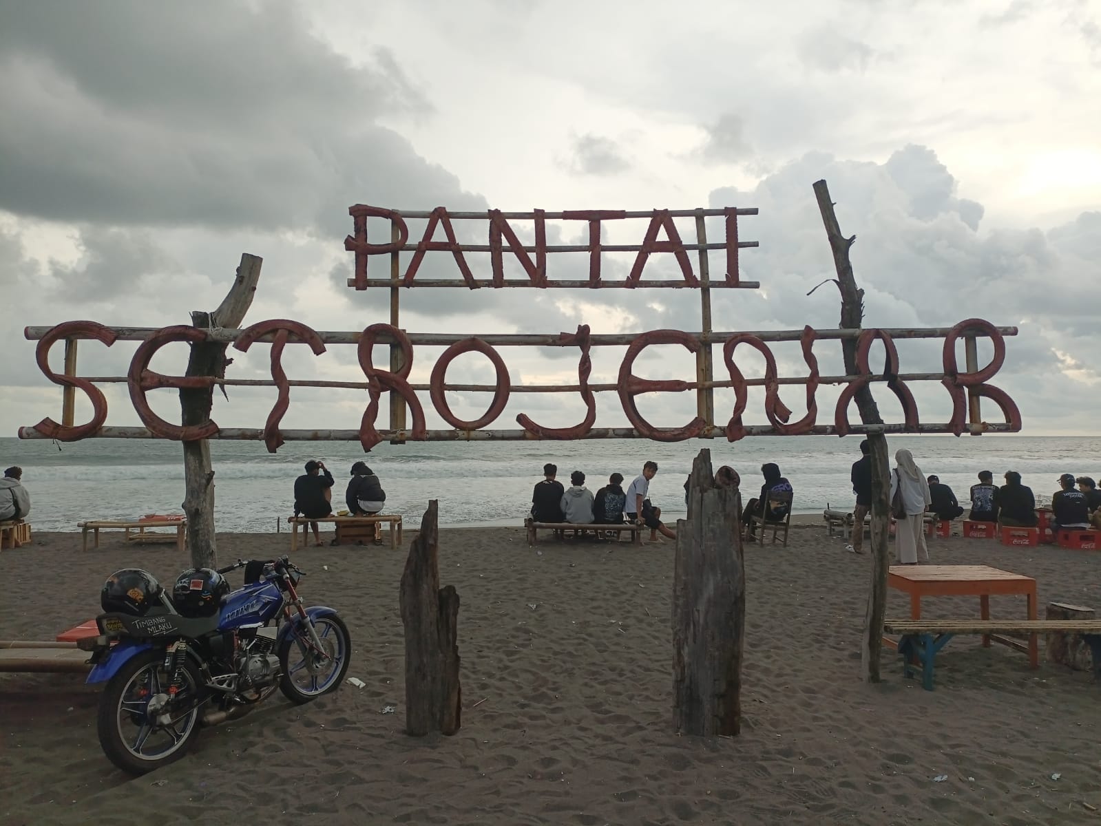 Pengunjung menikmati keindahan alam Pantai Setrojenar yang berada di Desa Setrojenar, Kecamatan Buluspesantren. (M Hafied/Radar Jogja)