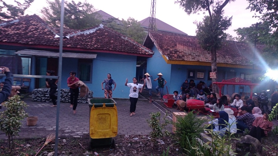 UKM ROS Gunungkidul Universitas Gunungkidul sedang latihan pertujukan bertajuk Tari Ketiga.