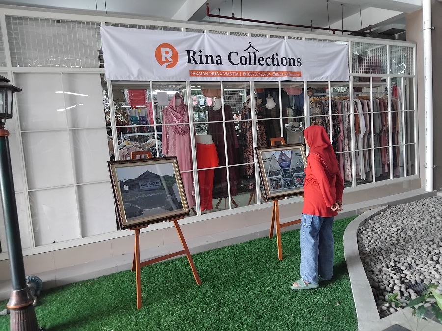 Para pengunjung saat melihat beberapa karya fotografi yang dipamerkan di Pasar Godean.