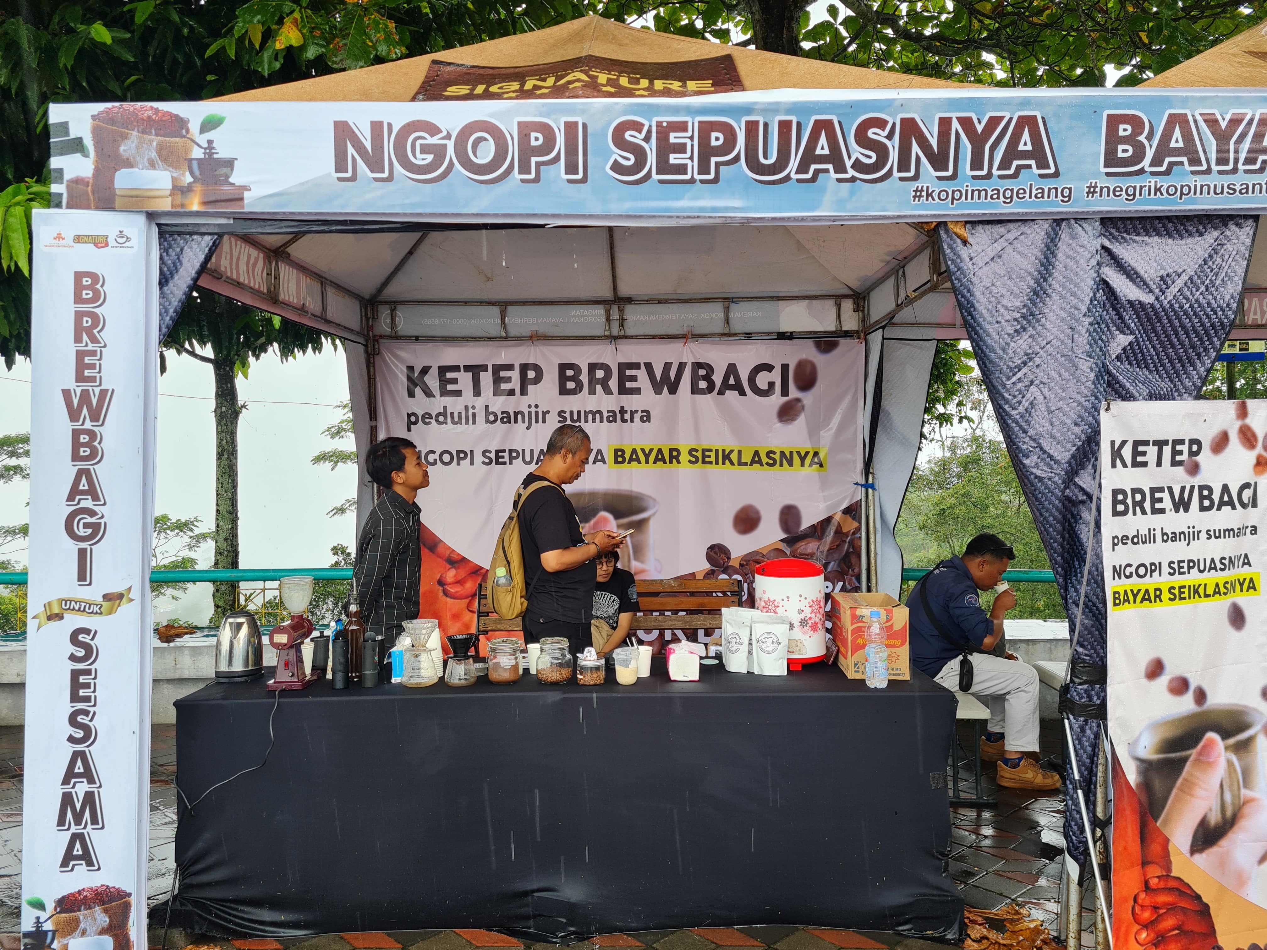 Pegiat kopi di lereng Merapi dan Merbabu berbagi kopi dengan konsep bayar seikhlasnya untuk didonasikan kepada korban bencana Aceh dan Sumatra.  &nbsp;