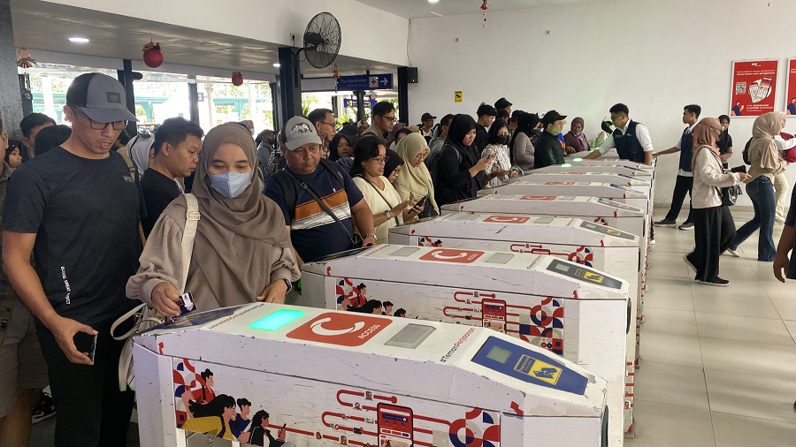 RAMAI: &nbsp;Penumpang KA Commuter Line di Stasiun Tugu Jogja, Jumat (26/12/2025).