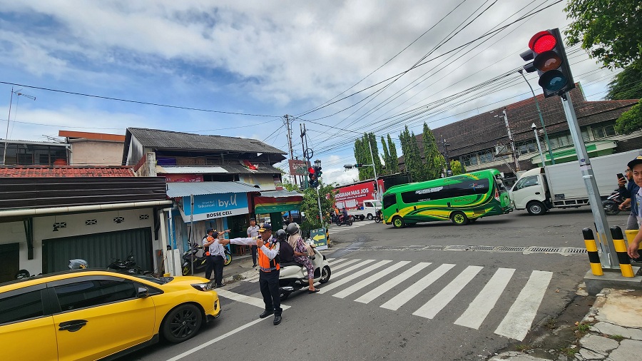 BANGJO:&nbsp;Simpang Mantrigawen kini telah dipasang alat pemberi isyarat lalu lintas (APILL).