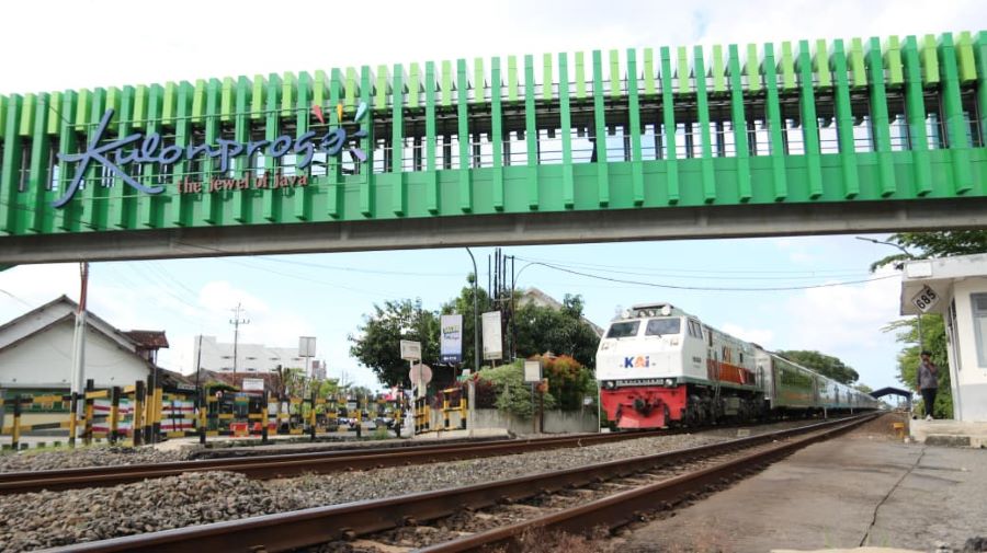 ANTUSIAS: Warga menikmati suasana Wates dari atas JPO Jogoyudan