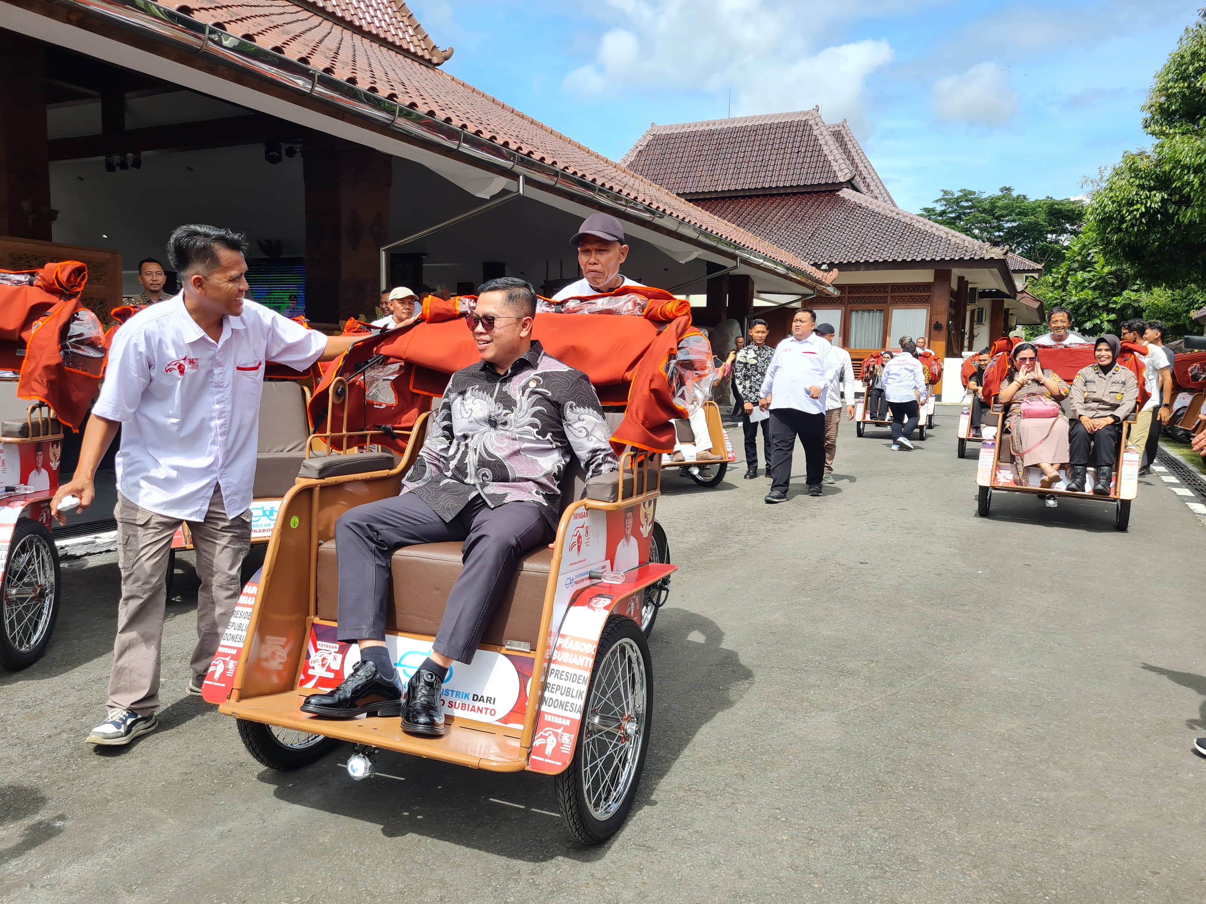 Wali Kota Magelang bersama wakil ketua Yayasan Gerakan Solidaritas Nasional saat mencoba becak listrik, Jumat (26/12).