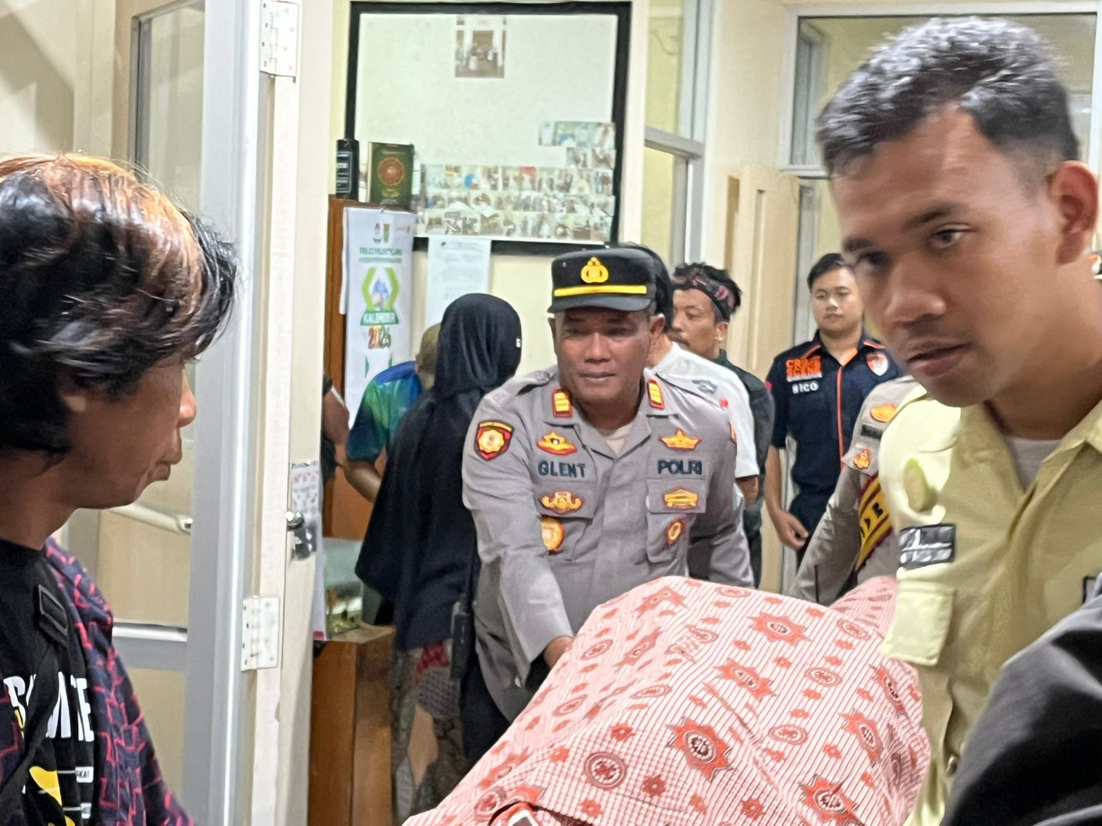 EVAKUASI: Jenazah Mella dibawa menuju RSUD Muntilan untuk dilakukan autopsi.