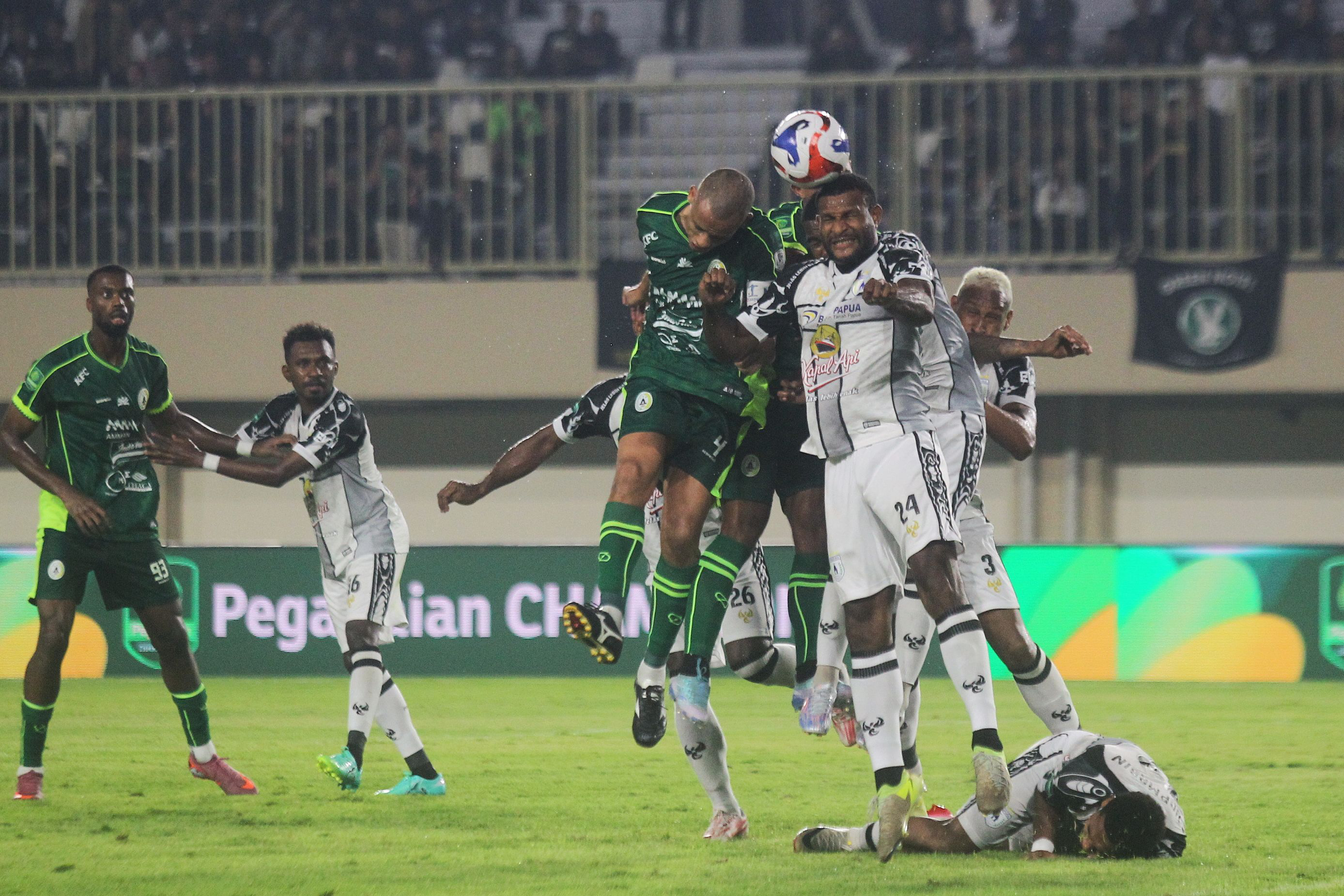 KEBUTUHAN TIM: PSS Sleman saat menjamu Persipura Jayapura di MaglS, Sabtu (1/11) malam. Dalam pertandingan itu hasil imbang 0-0.