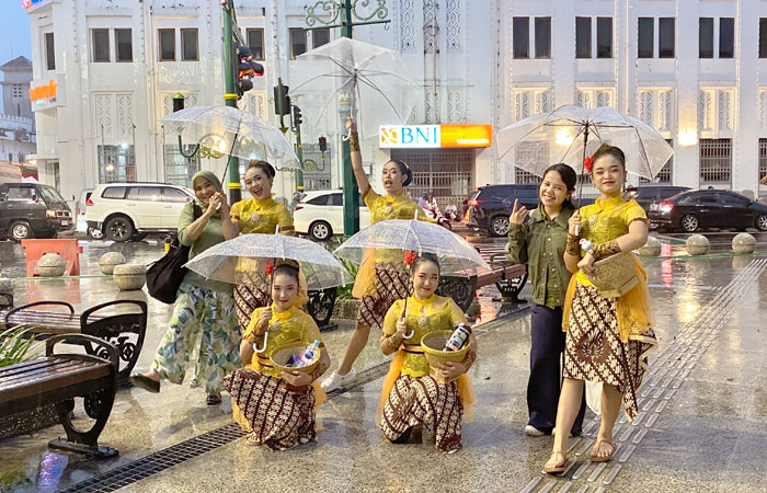 MISI KEMANUSIAAN: Salah satu penampil acara solidaritas Sithik Edhang Padha Rewang dari Sanggar Seni Kinanti Sekar di Titik Nol Kilometer, Jogja, Jumat (26/12).