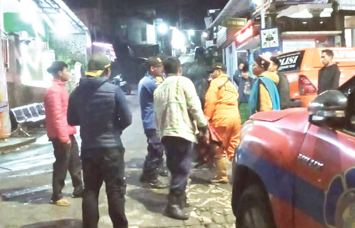 EVAKUASI: Jenazah Mella Irawanti Kusuma dibawa menuju RSUD Muntilan untuk dilakukan otopsi.