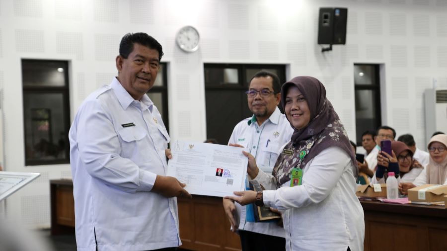 PENERIMAAN: Bupati Kulon Progo menyerahkan SK Pensiun ke Sekda.