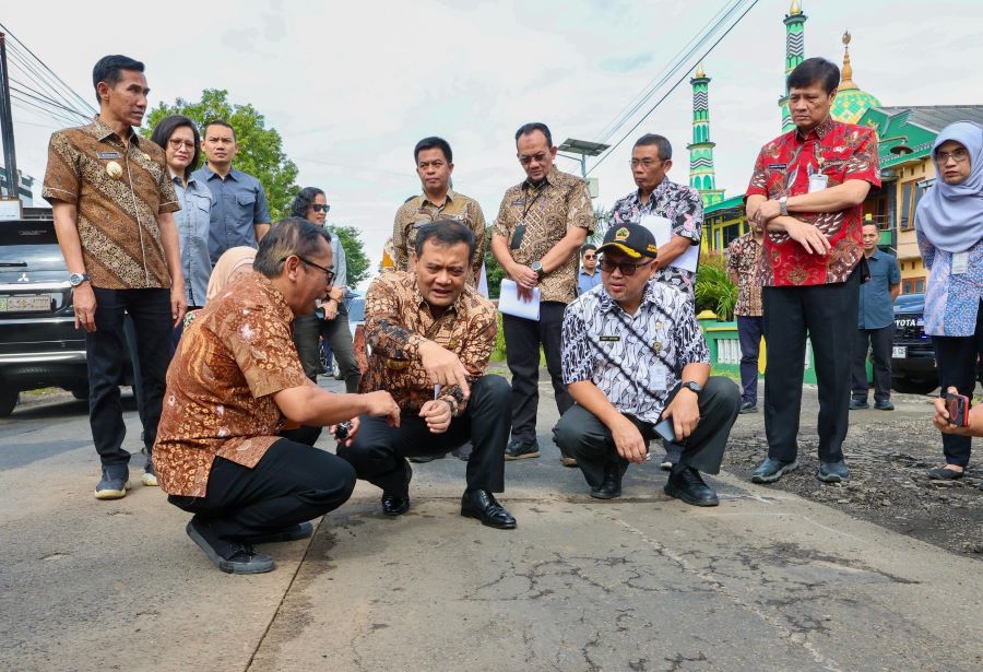 Gubernur Jawa Tengah Ahmad Luthfi mengecek kondisi jalan