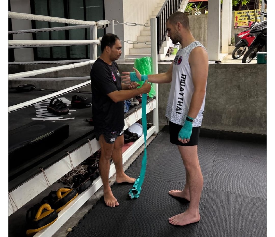 Maarten Paes berlatih Muay Thai di Asia