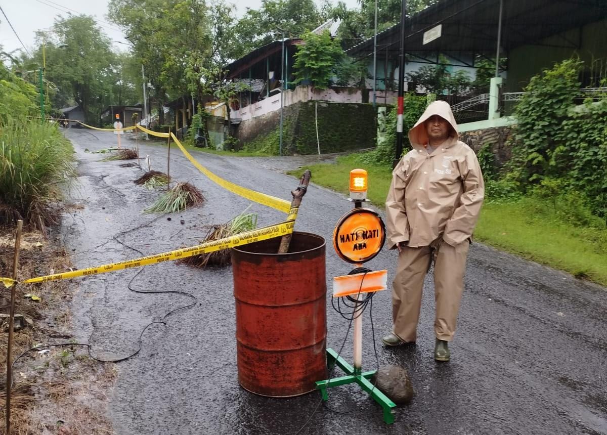 Jalan Siluk 2 longsor, sudah dipasang garis polisi Sabtu (26/12