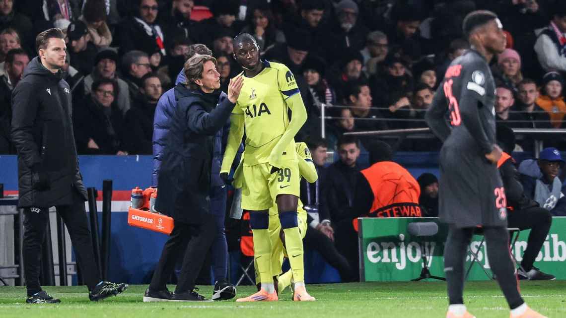 Randal Kolo Muani saat diberikan arahan oleh manajer Tottenham Hotspur, Thomas Frank