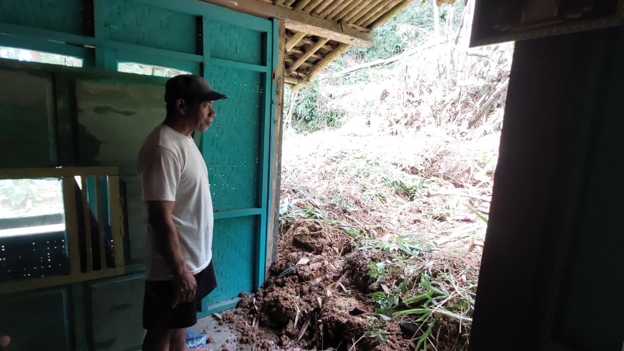 JEBOL: Material longsor menghantam rumah milik Reman, di Padukuhan Sidowayah, Kalurahan Hargowilis.