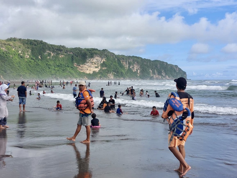 Enam insiden kecelakaan laut (laka laut) terjadi di Pantai Parangtritis selama masa libur Natal dan Tahun Baru (Nataru) 2025/2026.