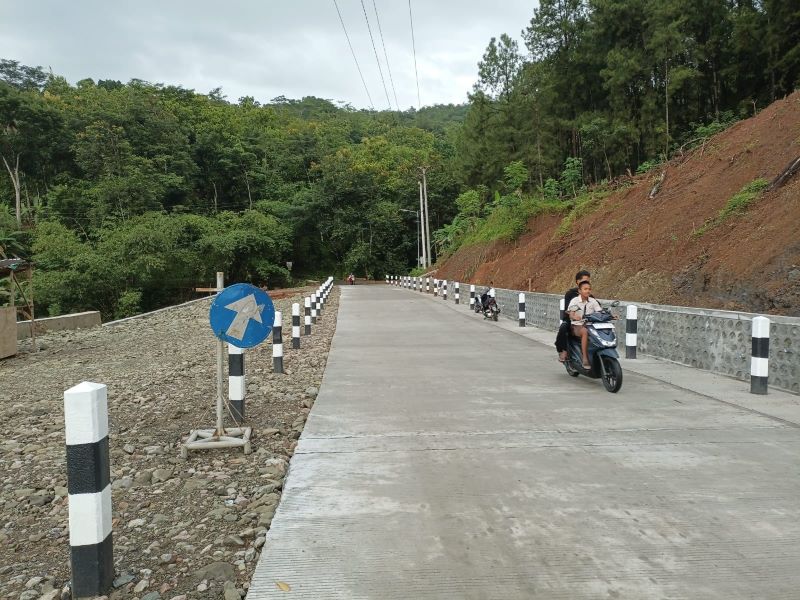 SIAP DIGUNAKAN: Masyarakat telah memanfaatkan ruas Jalan Karangsambung-Giritirto dengan nyaman pasca-dilakukan perbaikan dengan anggaran senilai total Rp 3,5 miliar.