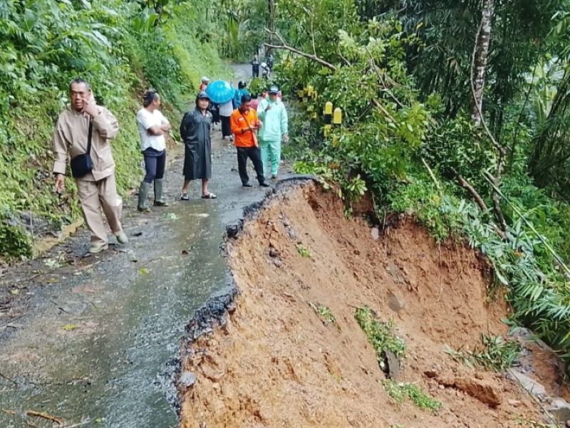 ASESMEN : Petugas lintas sektor melakukan peninjauan di lokasi longsor di jalan penghubung Kaligesing, Purworejo dan Hargotirto, Kulon Progo.