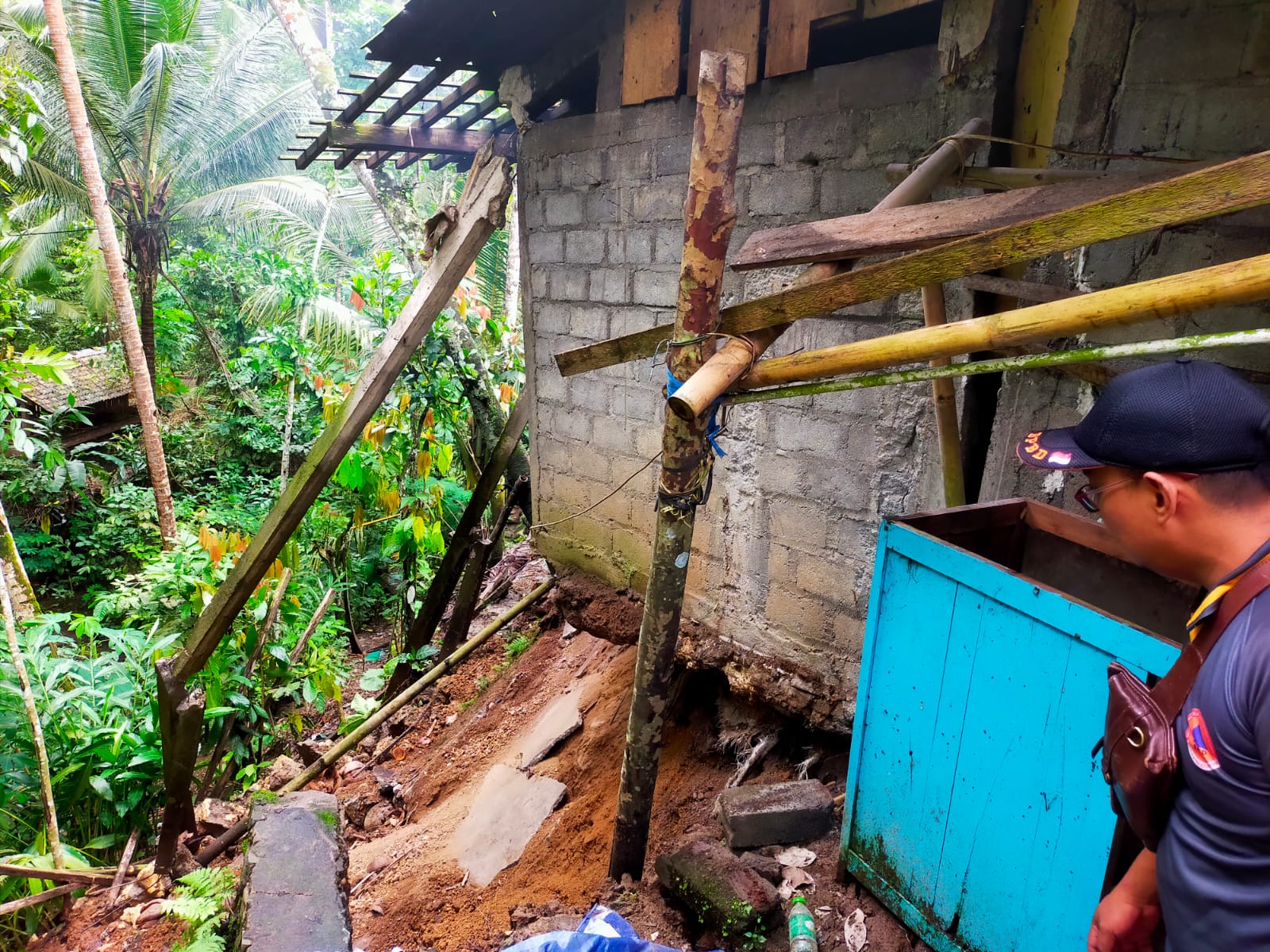 AMBLAS: Rumah milik warga Hargotirto menggantung setelah talud longsor.