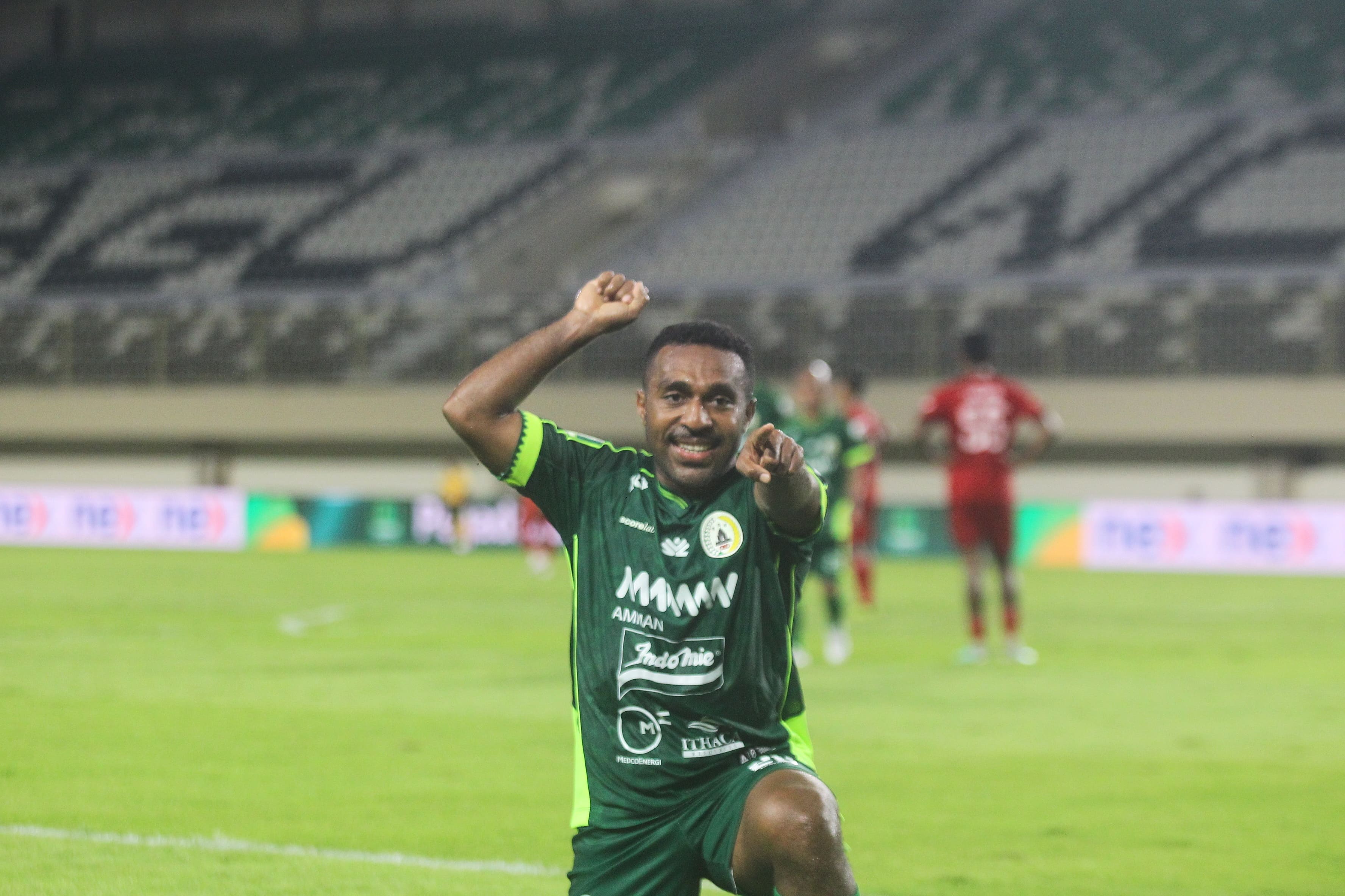 erens Puhiri melakukan selebrasi usai mencetak gol ketiga bagi PSS Sleman saat pertandingan melawan Persipal Palu dalam lanjutan Liga 2, di MagIS, Sleman, tadi malam (28/12).