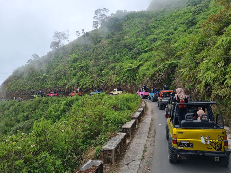 RAMAI: Wisatawan menikmati kawasan Gunung Telomoyo menggunakan jip.