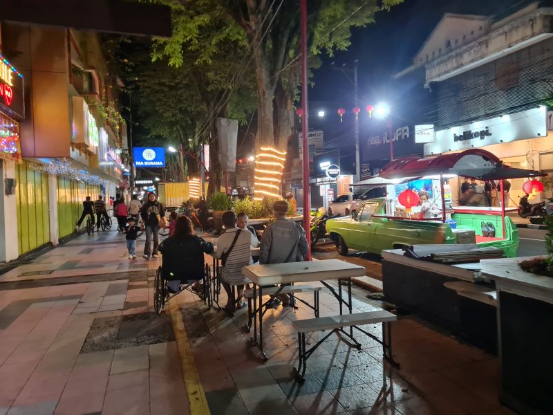 RAMAI: Sejumlah warga tampak menikmati sajian yang disediakan di foodtruck, kawasan Pecinan Sabtu malam (27/12).