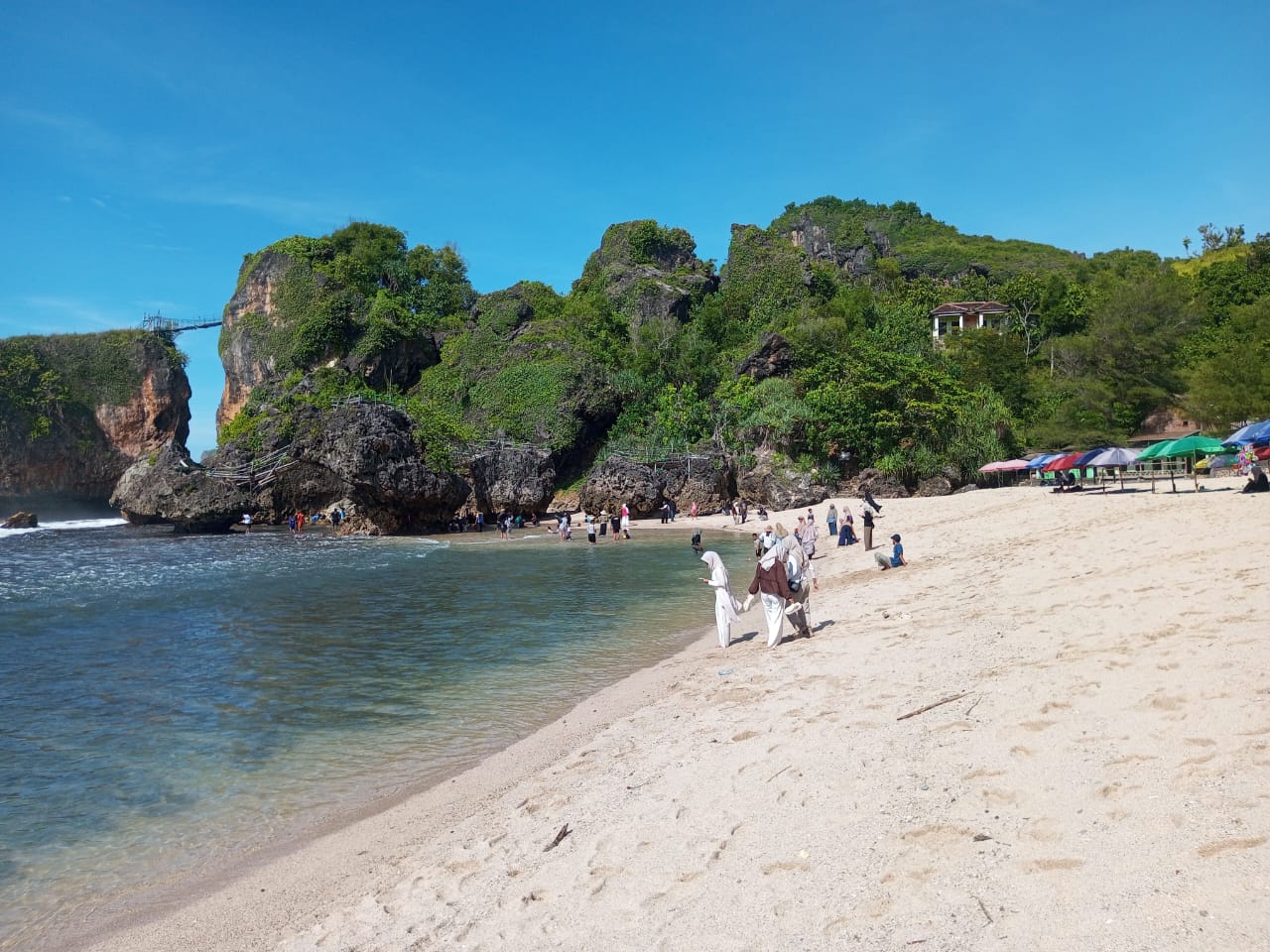 Situasi Pantai Siung di Kalurahan Purwodadi Kapanewon Tepus Gunungkidul cerah berawan sejak Minggu pagi (28/12).